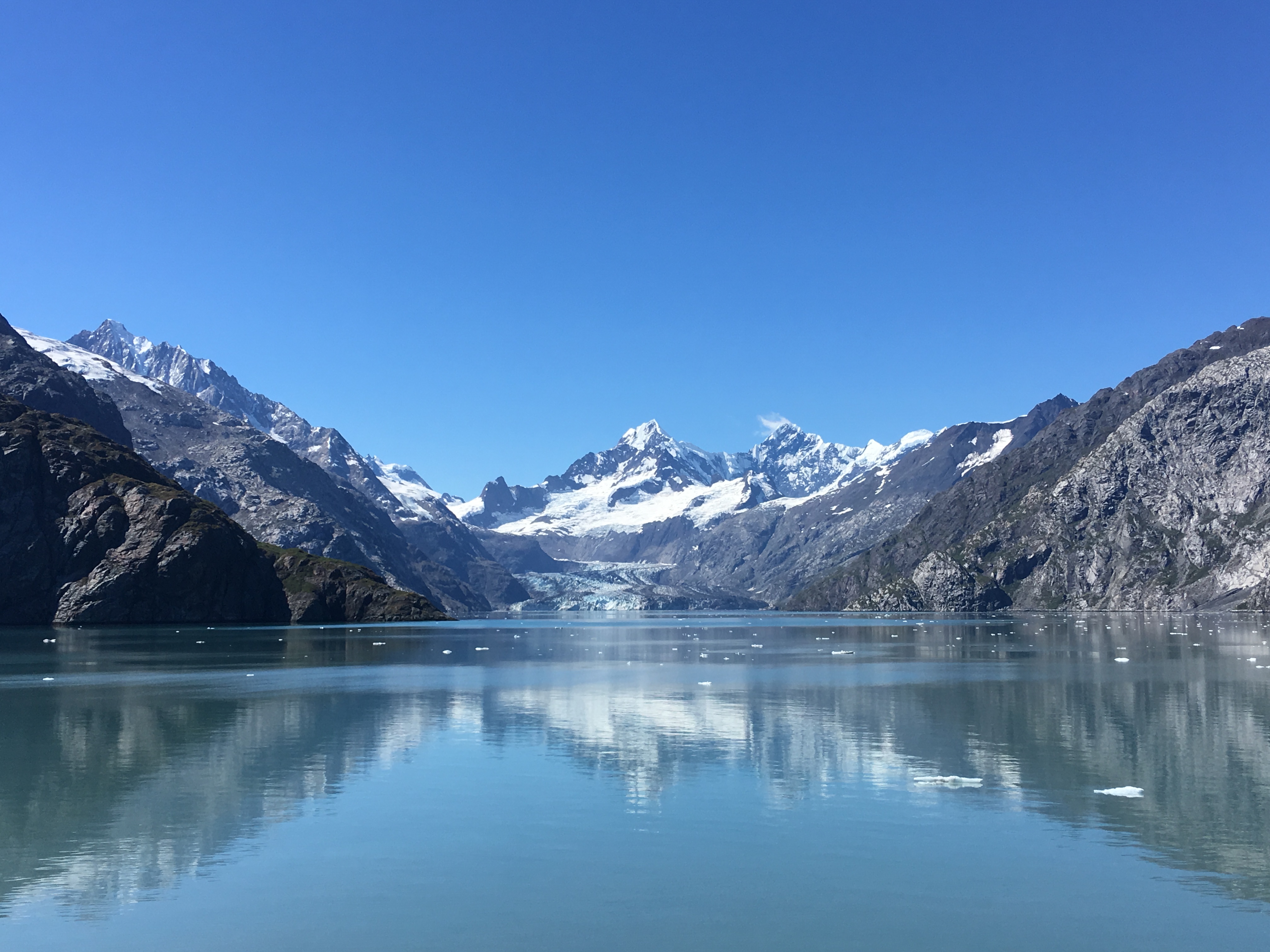Durch den Glacier Bay Nationalpark per Schiff reisen und wunderschöne Ausblicke auf Gletscher, Berge und Meer geniessen.