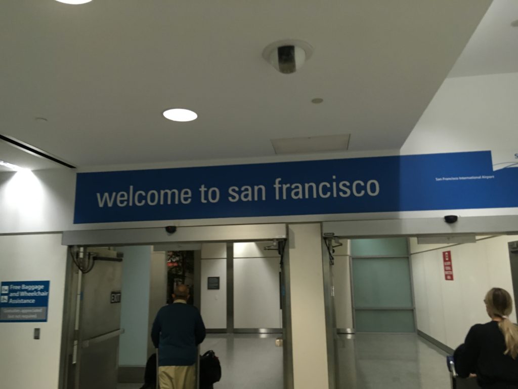 Das Bild zeigt ein Raum im Flughafen in San Francisco. Der Schriftzug "Welcome to San Francisco" ist zu sehen.
